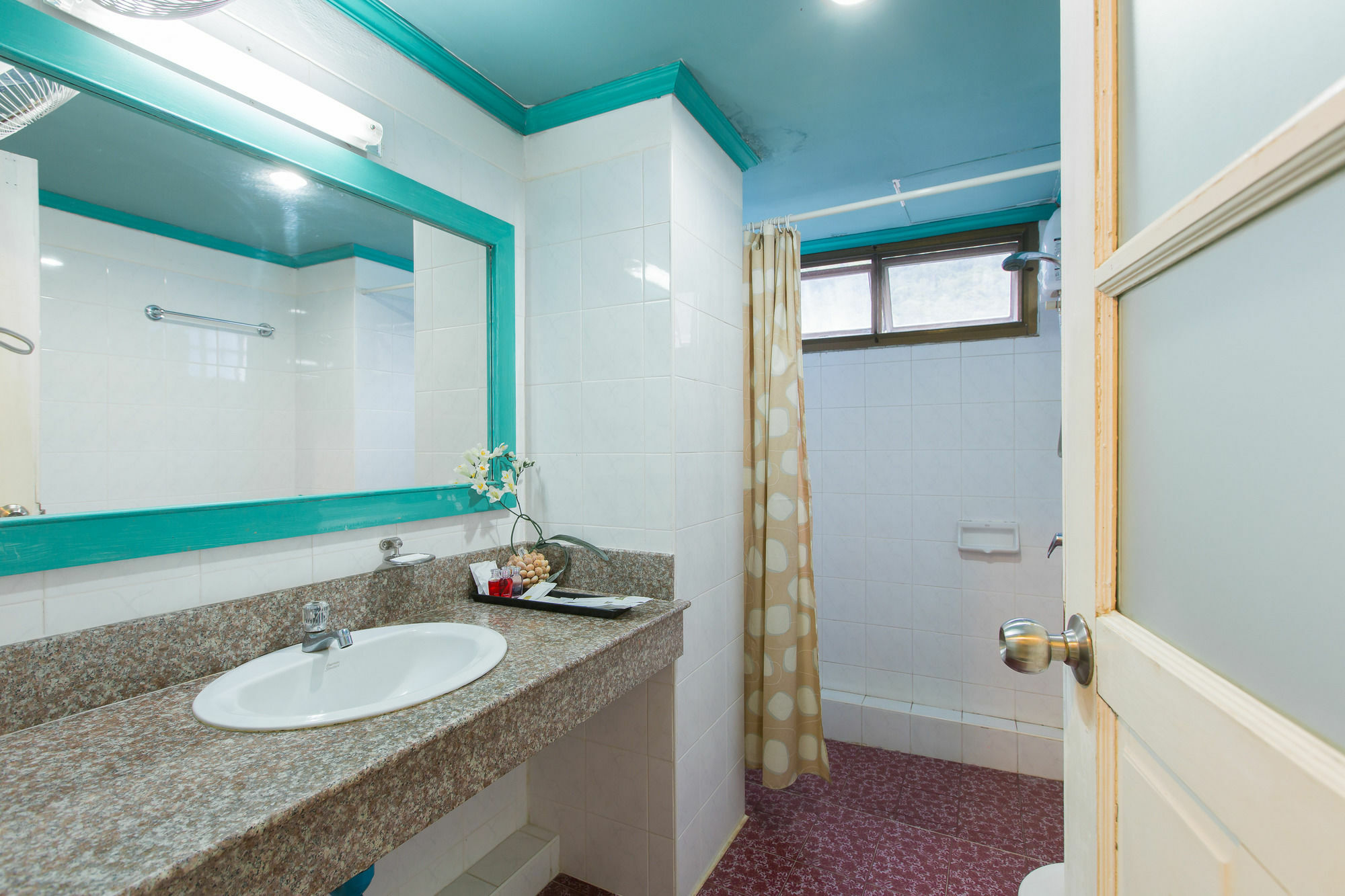 Barefoot Hotel Kalim Beach Front Patong Kültér fotó